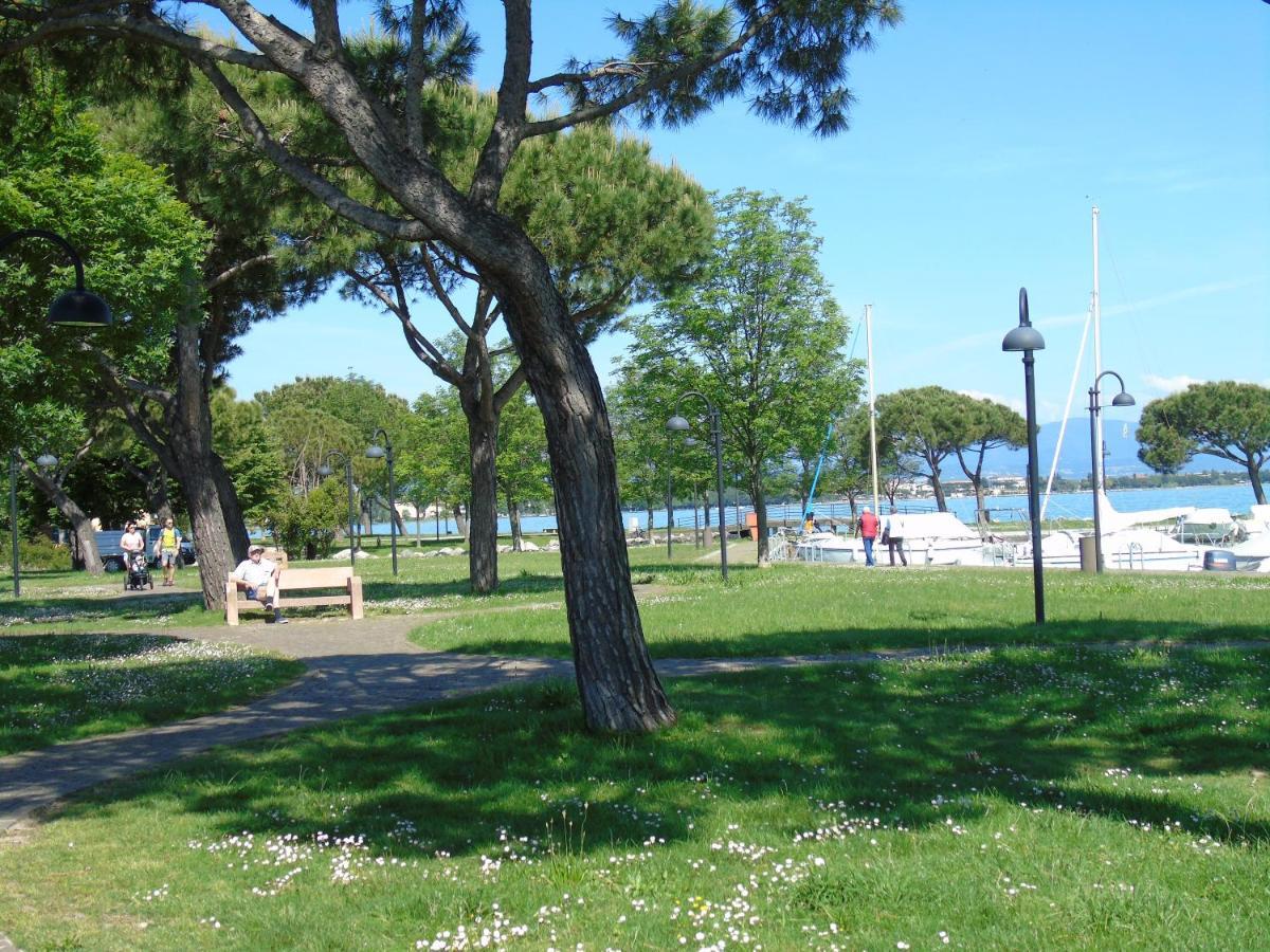 Discovery Flat With Pool & Bikes Apartment Sirmione Bagian luar foto